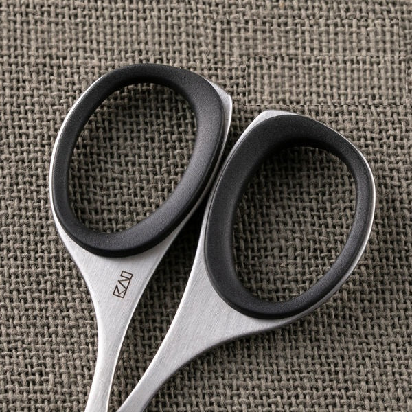 Kai Groom Safety Scissors with Resin Ring - Image 5