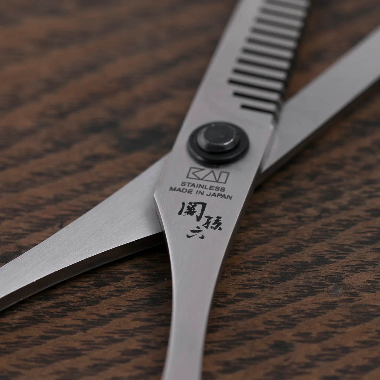 Kai Seki Magoroku Hair Trimming Scissors With Comb - Image 3
